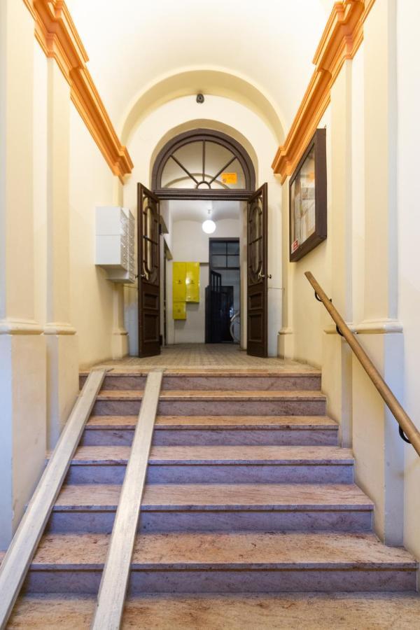 Lilly Apartment Main Train Station Old Town By The Castle Suites Краков Экстерьер фото